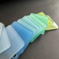 藍色和綠色的磨砂鑄造壓克力板。